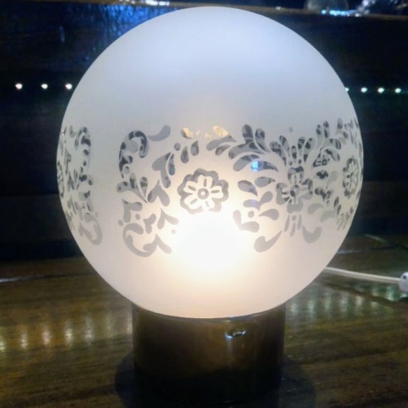 Leviton VTG glass globe lamp, on brass pedistal - Picture 2 of 13